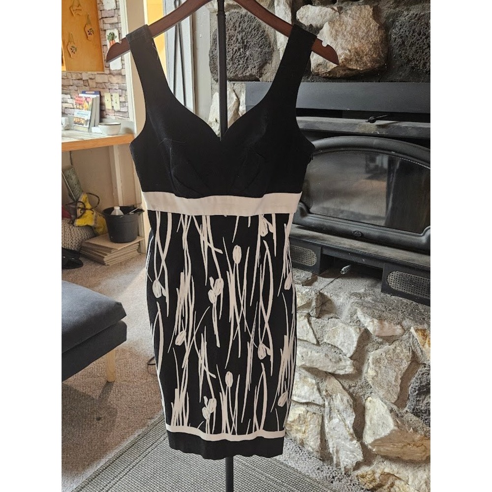 White House Black Market 50s Style Floral Sheath Dress Black White Size 4 - Picture 4 of 5
